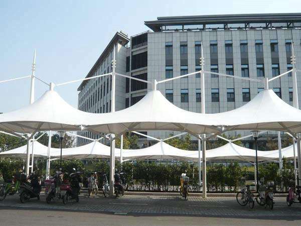隨處可見的膜結構雨棚.jpg