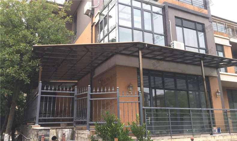 轉(zhuǎn)角雨棚安裝圖片欣賞，重要的是要還不會(huì)漏水_至尊卡爾