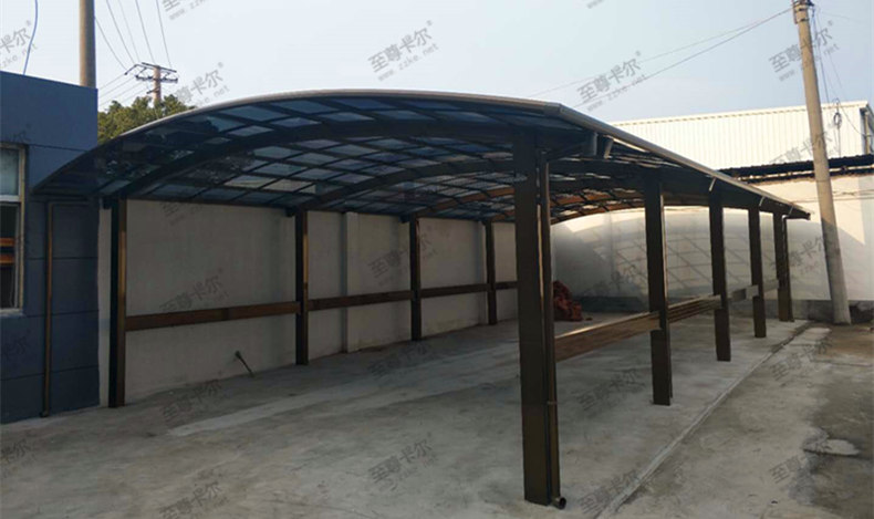 為解決員工需求，這些公司單位統一建造電動車車棚