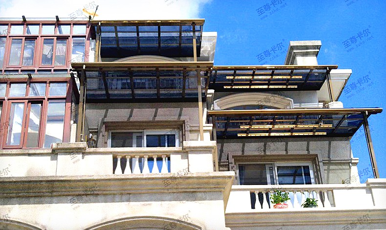 還不知道安裝什么材質(zhì)雨棚？這種家庭專用耐力板雨棚來了