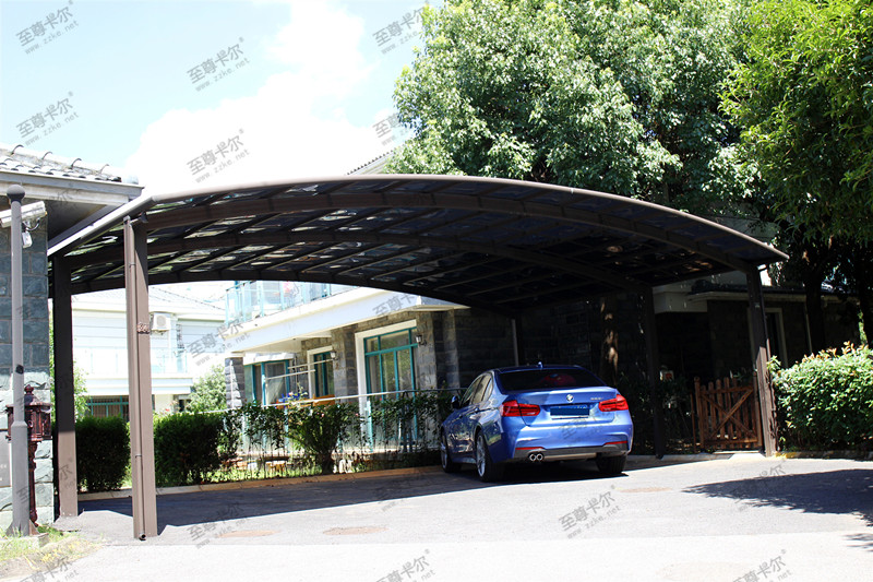 搭建小轎車車棚，選擇這種材質耐用30年