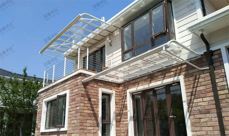 你還在擔心安裝雨棚會影響采光嗎？先看看這種材質的雨棚