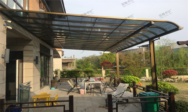 在自建房庭院搭建雨棚，不僅實用還美觀