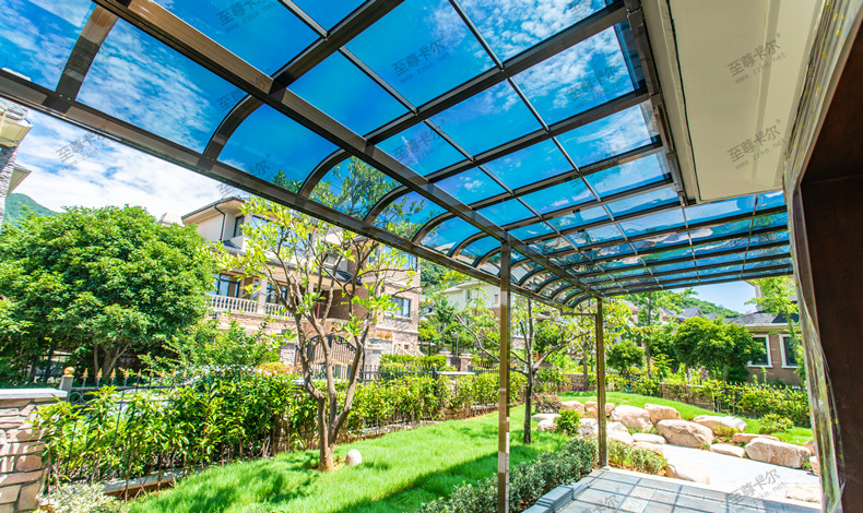 玻璃雨棚和耐力板雨棚哪個好？看完你就知道該如何選擇