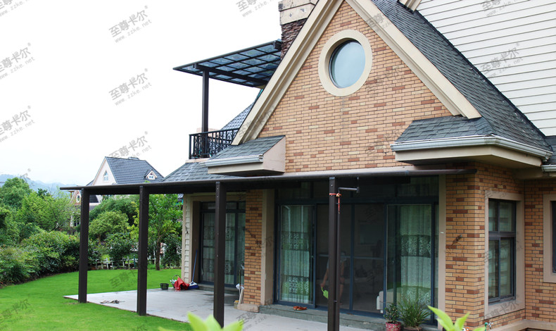 家里搭了一個(gè)露臺(tái)雨棚，材料選這種堅(jiān)固耐用，再也不怕狂風(fēng)暴雨了