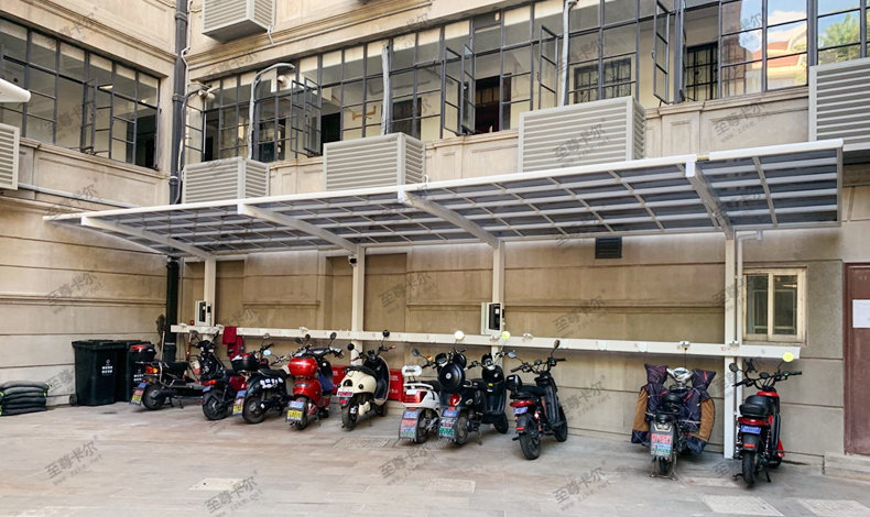 還在擔(dān)心電動(dòng)車停在外面充電不安全？看看這個(gè)小區(qū)的充電車棚