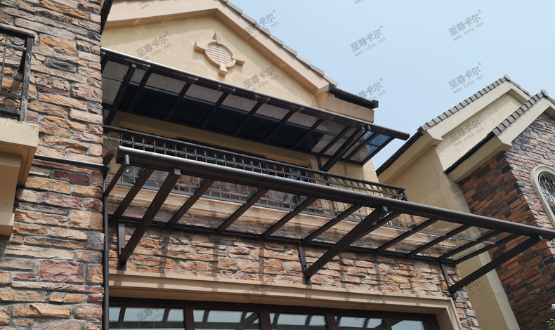 還在裝鋼化玻璃雨棚蒸桑拿？進來看！露臺雨棚搭建可以用這種材料