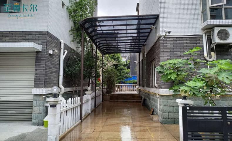 雨棚遮陽棚廠家？哪種材料耐用？